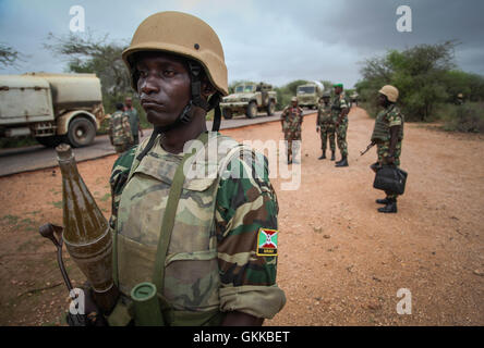 La SOMALIE, Modmoday : Dans une photographie prise le 15 octobre et publié par l'Union africaine et l'équipe de support d'information des Nations Unies 24 octobre, troupes burundaises servent au sein de l'Union africaine en Somalie (AMISOM) forment un périmètre de sécurité le long d'une route près du village de Modmoday environ 40km à l'est de la ville somalienne de Baidoa. Les Burundais, de concert avec les forces de l'armée nationale somalienne (SNA) ont été 'snap' de montage des patrouilles à pied dans les villages et les régions à l'est de Baidoa où Al-Qaïda groupe extrémiste affiliés à Al Chabaab organiser des attaques contre des villages, bergers et voyage Banque D'Images