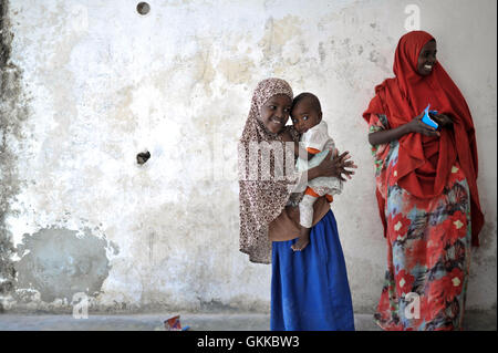 Une jeune fille attend d'être vu par un médecin au cours d'une clinique de jour a tenu à un centre médical de l'AMISOM le 11 décembre à Mogadiscio, en Somalie. PHOTO ONU / UA IST Tobin Jones Banque D'Images