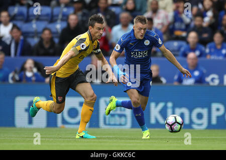 Leicester City's Jamie Vardy (à droite) et l'Arsenal, Laurent Koscielny bataille pour la balle au cours de la Premier League match à la King Power Stadium, Leicester. Banque D'Images