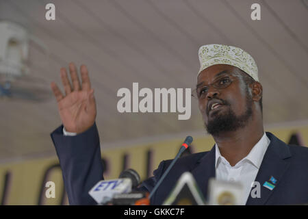 Chef de l'Administration intérimaire de Jubbaland, Ahmed Mohamed Islam prononce un discours lors du lancement de l'Administration intérimaire cérémonie Jubba le 20 janvier 2014 à la Statehouse Jubba. Dans son discours, il a dit qu'une mauvaise économie crée une guerre civile. Afin de nous permettre de surmonter ce problème, nous devons collectivement dépendent de nous-mêmes et sur les autres. PHOTO ONU / UA IST David Mutua Banque D'Images