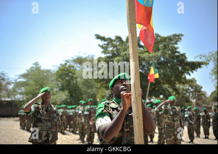 Un soldat appartenant à la Mission de l'Union africaine en Somalie soulève le drapeau éthiopien lors d'une cérémonie à Baidoa, en Somalie, en accueillant le pays dans l'Union africaine pour le maintien de la paix le 22 janvier. PHOTO ONU / UA IST Tobin Jones Banque D'Images