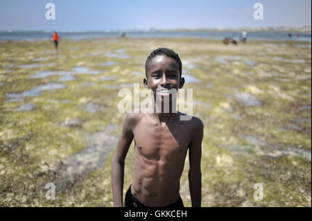 Un jeune garçon jouit d'une journée au Lido Beach à Mogadishu, Somalie, le 31 janvier. Les sauveteurs de Mogadishu, composé entièrement d'une armée de volontaires, des pêcheurs ont commencé à patrouiller dans la plage du Lido en septembre 2013 après une série de noyades. Les plages de Mogadiscio sont devenus une destination populaire pour les résidents de sa ville depuis al Shabab a retiré la majorité de ses militants de la ville en 2011. PHOTO ONU / UA IST Tobin Jones Banque D'Images