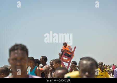 Un sauveteur watch se trouve sur la plage du Lido à Mogadishu, Somalie, le 31 janvier. Les sauveteurs de Mogadishu, composé entièrement d'une armée de volontaires, des pêcheurs ont commencé à patrouiller dans la plage du Lido en septembre 2013 après une série de noyades. Les plages de Mogadiscio sont devenus une destination populaire pour les résidents de sa ville depuis al Shabab a retiré la majorité de ses militants de la ville en 2011. PHOTO ONU / UA IST Tobin Jones Banque D'Images