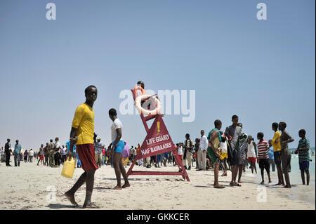 Un sauveteur watch se trouve sur la plage du Lido à Mogadishu, Somalie, le 31 janvier. Les sauveteurs de Mogadishu, composé entièrement d'une armée de volontaires, des pêcheurs ont commencé à patrouiller dans la plage du Lido en septembre 2013 après une série de noyades. Les plages de Mogadiscio sont devenus une destination populaire pour les résidents de sa ville depuis al Shabab a retiré la majorité de ses militants de la ville en 2011. PHOTO ONU / UA IST Tobin Jones Banque D'Images