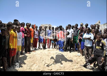 Les garçons pratiquent leurs acrobaties sur la plage du Lido à Mogadishu, Somalie, le 31 janvier. Les sauveteurs de Mogadishu, composé entièrement d'une armée de volontaires, des pêcheurs ont commencé à patrouiller dans la plage du Lido en septembre 2013 après une série de noyades. Les plages de Mogadiscio sont devenus une destination populaire pour les résidents de sa ville depuis al Shabab a retiré la majorité de ses militants de la ville en 2011. PHOTO ONU / UA IST Tobin Jones Banque D'Images