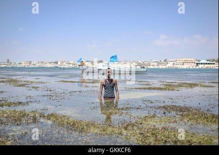 Un jeune homme aime les eaux au large de la plage du Lido à Mogadishu, Somalie, le 31 janvier. Les sauveteurs de Mogadishu, composé entièrement d'une armée de volontaires, des pêcheurs ont commencé à patrouiller dans la plage du Lido en septembre 2013 après une série de noyades. Les plages de Mogadiscio sont devenus une destination populaire pour les résidents de sa ville depuis al Shabab a retiré la majorité de ses militants de la ville en 2011. PHOTO ONU / UA IST Tobin Jones Banque D'Images