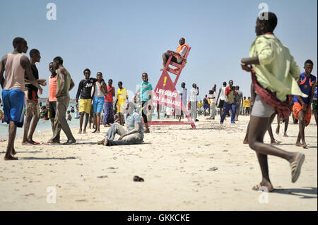 Un sauveteur watch se trouve sur la plage du Lido à Mogadishu, Somalie, le 31 janvier. Les sauveteurs de Mogadishu, composé entièrement d'une armée de volontaires, des pêcheurs ont commencé à patrouiller dans la plage du Lido en septembre 2013 après une série de noyades. Les plages de Mogadiscio sont devenus une destination populaire pour les résidents de sa ville depuis al Shabab a retiré la majorité de ses militants de la ville en 2011. PHOTO ONU / UA IST Tobin Jones Banque D'Images