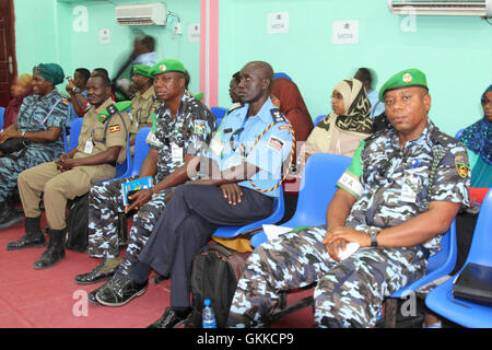 La cérémonie de lancement de la police de la Communauté se tient à l'Académie de police général Kahiye le 10 février 2014. Le cours permettra de former 169 agents de police somaliens dans les semaines à venir. L'ONU au Ramadan / IST Banque D'Images