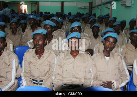 La cérémonie de lancement de la police de la Communauté se tient à l'Académie de police général Kahiye le 10 février 2014. Le cours permettra de former 169 agents de police somaliens dans les semaines à venir. L'ONU au Ramadan / IST Banque D'Images