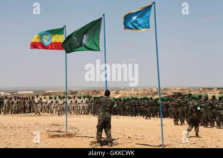 Les troupes de l'Union africaine appartenant au contingent éthiopien de l'AMISOM soulever l'éthiopien, l'Union africaine, et les drapeaux somaliens au cours d'une cérémonie de bienvenue l'Éthiopie à Belet Weyne, Somalie, le 17 février. PHOTO ONU / UA IST Ilyas A. Abukar Banque D'Images