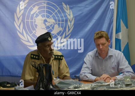 Coordonnateur régional de l'ONUDC Alan Cole écoute le général Commissaire Prison Hussein Hassan Osman lors d'une remise d'Uniformes à corps de garde somalien le 19 février 2014 Banque D'Images