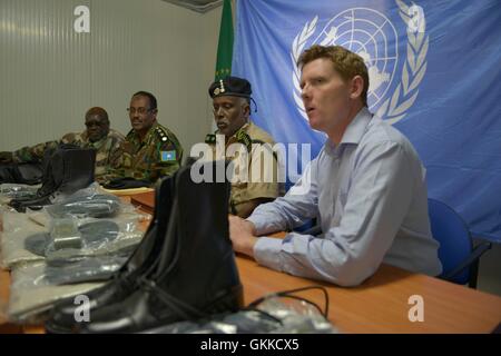 Coordonnateur régional de l'ONUDC Alan Cole parle de Commissaire Général Prison Hussein Hassan Osman lors d'une remise d'Uniformes à corps de garde somalien le 19 février 2014 Banque D'Images