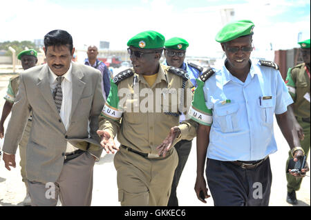 Commissaire de police entrant Anand Pillay avec le commissaire de police de l'AMISOM, Benson, Oyo-Nyeko à son arrivée à l'aéroport international d'Aden Adde à Mogadiscio le 23 mai 2014. Banque D'Images