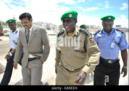 Commissaire de police entrant Anand Pillay avec le commissaire de police de l'AMISOM, Benson, Oyo-Nyeko à son arrivée à l'aéroport international d'Aden Adde à Mogadiscio le 23 mai 2014. Banque D'Images