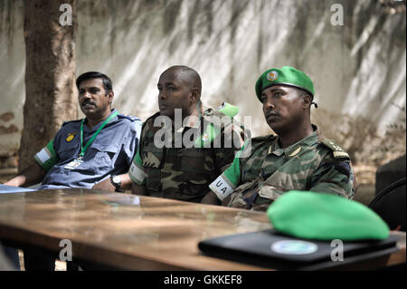 L'AMISOM Commandant adjoint de la Force, le Major Général Geoffrey Baraba Muheesi, et le nouveau commissaire de police de l'AMISOM, Anand Pillay, visitez Baidoa, Somalie, le 20 juin. Les deux responsables de l'AMISOM l'AMISOM ont été reçus par le commandant du Secteur 3, Brig. Général Gibremedin Fikadu, et d'autres responsables de l'AMISOM. L'AMISOM Photo / Tobin Jones Banque D'Images