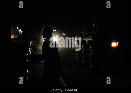 Un soldat éthiopien, dans le cadre de la Mission de l'Union africaine en Somalie, promenades à travers à Baidoa, en Somalie, le 22 juin au cours d'une patrouille de nuit dans la ville. L'AMISOM Photo / Tobin Jones Banque D'Images