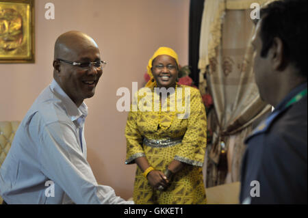 Premier ministre Abdiweli Sheikh Ahmed répond à la Mission de l'Union africaine en Somalie, le nouveau commissaire de police Anand Pillay, à son domicile à Mogadishu, Somalie, le 16 juin. L'AMISOM Photo / Tobin Jones Banque D'Images