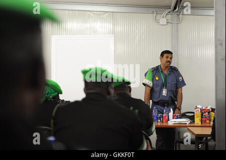 Commissaire de police de l'AMISOM, Anand Pillay, parle au cours d'une cérémonie de clôture pour une session de formation de policiers nouvellement arrivés à Mogadiscio, en Somalie. Photo de l'AMISOM Banque D'Images