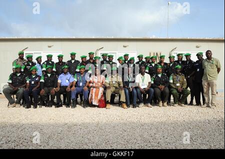 D'intérim de l'AMISOM SRCC, Lydia Wanyoto Mutende, commissaire de police et, Anand Pillay, posent avec les membres de l'AMISOM, agents de police à Mogadiscio, Somalie, le 24 juillet. Photo de l'AMISOM Banque D'Images