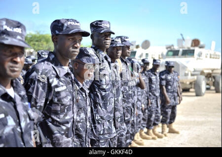 Le 31 juillet 2015, des membres de l'unité de police constituée ougandaise (FPU) sont arrivés à Mogadiscio, en Somalie, pour remplacer les officiers sortants. Le FPU fait partie de la mission en cours de l'AMISOM pour soutenir les forces de sécurité somaliennes. Banque D'Images