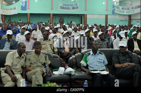 La cérémonie de clôture de la formation communautaire de voisinage, facilitée par l'unité de formation de l'AMISOM, a lieu à l'Académie de police somalienne à Mogadiscio le 30 octobre 2014. La formation visait à améliorer la police communautaire et à favoriser des relations plus étroites entre la police et les collectivités locales. Banque D'Images