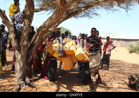 Les jeunes hommes de recueillir l'eau dans la ville d'Adale, en Somalie. Des soldats burundais, dans le cadre de la Mission de l'Union africaine en Somalie, hier, ont libéré la ville d'Adale dans la région du Moyen-Shabelle de la Somalie le groupe militant d'Al Shabab. La ville est prise sans résistance le 3 octobre. Photo de l'AMISOM Banque D'Images