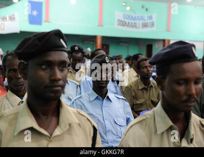 Des policiers somaliens assistent à la cérémonie de clôture de la formation communautaire de voisinage, facilitée par le Groupe de formation de l'AMISOM, à l'Académie de police somalienne de Mogadiscio le 30 octobre 2014, visant à renforcer les compétences en matière de police de proximité. Banque D'Images