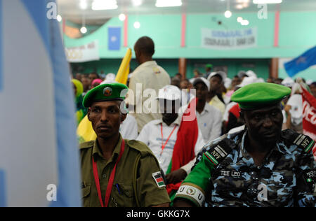 Le 30 octobre 2014, des policiers de l'AMISOM ont participé à la cérémonie de clôture de la formation communautaire de quartier à l'Académie de police somalienne de Mogadiscio. La formation a été dispensée par le Groupe de formation de l'AMISOM afin de renforcer les efforts de police de proximité. Au/ONU IST photo / Ilyas A. Abukar Banque D'Images