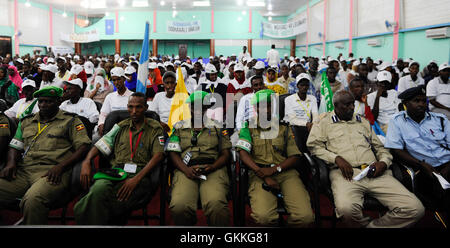 Le 30 octobre 2014, des policiers de l'AMISOM ont participé à la cérémonie de clôture de la formation communautaire de quartier à l'Académie de police somalienne de Mogadiscio. Le programme visait à améliorer les relations entre la police et la collectivité et à améliorer les efforts de maintien de l'ordre à l'échelle locale. AMISOM photo / Ilyas A. Abukar Banque D'Images