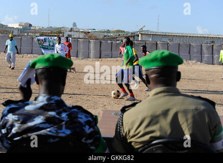Le 30 octobre 2014, des officiers de l'AMISOM ont observé un match de football pour enfants organisé par l'unité des affaires civiles de l'AMISOM au camp de l'AMISOM à Mogadiscio. L’événement a mis en évidence le soutien de l’AMISOM aux initiatives communautaires locales et à l’engagement des jeunes en Somalie. Au un IST photo / Ilyas A. Abukar. Banque D'Images