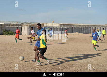 Des enfants jouent au football au camp de base de l'AMISOM à Mogadiscio le 30 octobre 2014, lors d'un match organisé par l'unité des affaires civiles de l'AMISOM. L'événement a été conçu pour engager les jeunes locaux dans des activités positives. AMISOM photo par Ilyas A. Abukar. Banque D'Images