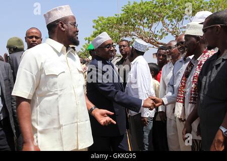 Le Président intérimaire de l'Administration sud-ouest Sharif Hassan cheikh Adan salue des anciens lors d'une cérémonie à l'accueillir à Kismayo, en Somalie, le 27 décembre 2014. L'AMISOM photo/ Awil Abukar Banque D'Images