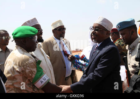 Le Président intérimaire de l'Administration sud-ouest Sharif Hassan cheikh Adan serre la main avec le commandant du Secteur de Kismayo Brig. Le général Tamba Allieu dans l'aéroport de Kismayo, la Somalie le 27 décembre 2014. L'AMISOM Photo / Awil Abukar Banque D'Images