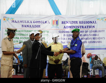 Le 30 octobre 2014, le maire Hassan Mohamed Hussein de Mogadiscio a présenté un certificat d'appréciation à un officier de police de l'AMISOM à l'Académie de police somalienne. Cela faisait partie de la cérémonie de clôture d'une formation de quartier communautaire organisée par l'unité de formation de l'AMISOM. AMISOM photo par Ilyas A. Abukar. Banque D'Images