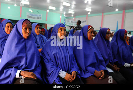 Le 30 octobre 2014, des policières somaliennes ont assisté à la cérémonie de clôture de la formation de quartier communautaire à l'Académie de police somalienne de Mogadiscio. La formation, facilitée par l'AMISOM, était axée sur la police de proximité et la sécurité. Photo de Ilyas A. Abukar. Banque D'Images