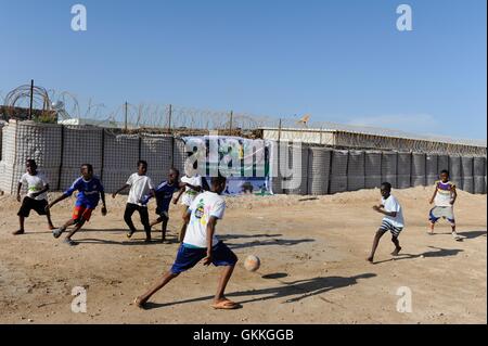Le 30 octobre 2014, des enfants du camp de base de l'AMISOM à Mogadiscio ont joué au football lors d'un match organisé et soutenu par le Groupe des affaires civiles de l'AMISOM. L'événement visait à favoriser l'engagement communautaire et à promouvoir les activités sportives. Au un IST photo / Ilyas A. Abukar. Banque D'Images