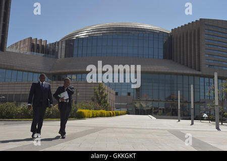 Le Représentant spécial du Président de la Commission de l'Union africaine pour la Somalie (SRCC), Maman Sidikou, promenades à côté du siège de l'Union africaine à Addis-Abeba, Ethiopie, au cours de la 24e Sommet de l'Union africaine le 29 janvier. L'AMISOM Photo / Tobin Jones Banque D'Images