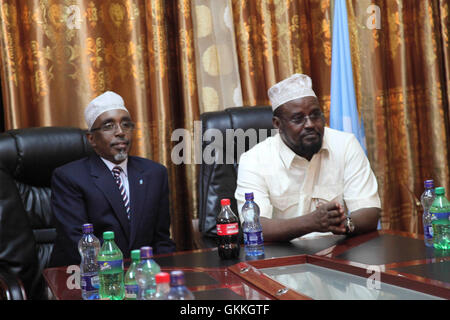 Le Président intérimaire de l'Administration Jubba Ahmed Mohamed Islam et intermédiaires de l'Administration sud-ouest président Sharif Hassan cheikh Adan aborder conjointement une conférence de presse à IJA State House à Kismayo, en Somalie, le 27 décembre, 2014. L'AMISOM photo / Awil Abukar Banque D'Images