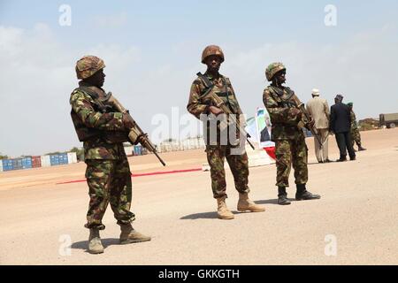 Les troupes de l'AMISOM en garde pendant la cérémonie de bienvenue du président intérimaire de l'Administration sud-ouest Sharif Hassan cheikh Adan le 27 décembre 2014. L'AMISOM Photo / Awil Abukar Banque D'Images