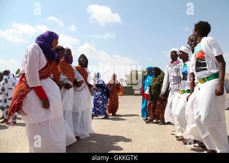 Des danseurs traditionnels somaliens à effectuer de l'aéroport de Kismayo bienvenue Le président intérimaire de l'Administration sud-ouest Sharif Hassan cheikh Adan à Kismayo le 27 décembre 2014. L'AMISOM Photo/ Awil Abukar Banque D'Images