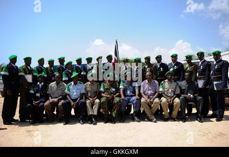 Le 12 décembre 2015, 13 membres de l’unité de police constituée kenyane ont reçu des médailles lors d’une cérémonie qui s’est tenue au camp de base de l’AMISOM à Mogadiscio, marquant l’achèvement réussi de leur déploiement. Banque D'Images