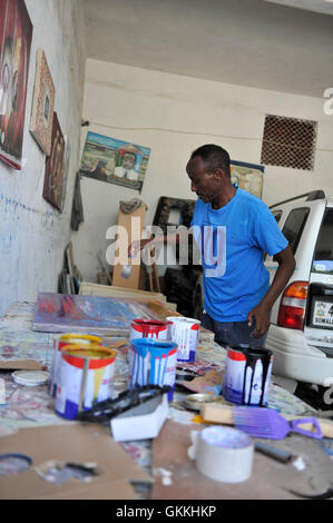 Un artiste somalien, Adan Farah Afey, peintures au Centre de recherche et de dialogue (CRD) art studio dans le quartier de Wadajir de la capitale somalienne Mogadiscio le 26 avril 2015. De nombreux artistes somaliens sont désormais en mesure de pratiquer leur art, d'éduquer les masses sur les questions sociales, la promotion de la paix et de la promotion de la bonne gouvernance et de l'unité, entre autres questions. Mogadiscio et dans la plupart des régions régions de Somalie sont maintenant profiter de la plus longue période de paix en années après les opérations militaires soutenues par l'armée nationale somalienne (SNA) soutenu par l'Union africaine en Somalie (AMISOM) contraints de battre en retraite Al Shabab fro Banque D'Images