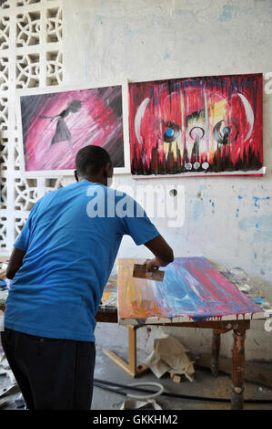 Un artiste somalien, Adan Farah Afey, peintures au Centre de recherche et de dialogue (CRD) art studio dans le quartier de Wadajir de la capitale somalienne Mogadiscio le 26 avril 2015. De nombreux artistes somaliens sont désormais en mesure de pratiquer leur art, d'éduquer les masses sur les questions sociales, la promotion de la paix et de la promotion de la bonne gouvernance et de l'unité, entre autres questions. Mogadiscio et dans la plupart des régions régions de Somalie sont maintenant profiter de la plus longue période de paix en années après les opérations militaires soutenues par l'armée nationale somalienne (SNA) soutenu par l'Union africaine en Somalie (AMISOM) contraints de battre en retraite Al Shabab fro Banque D'Images