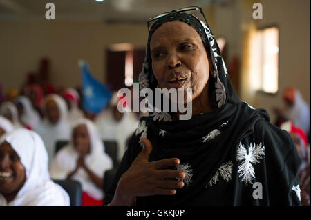 Une somalienne participe à une réunion de police communautaire dans les bureaux de district de Hamarwayne le 13 mai 2015. L'événement a été organisé par la composante police de l'AMISOM pour promouvoir la sécurité et la sûreté publique dans la région. Banque D'Images