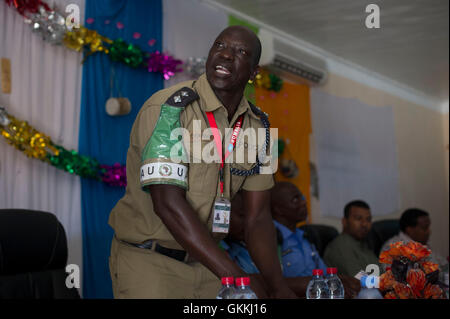 Le 13 mai 2015, l’inspecteur de police John Onekalit s’est entretenu avec des résidents du district de Hamarwayne, à Mogadiscio, lors d’une réunion de police de proximité organisée par la police de l’AMISOM. L'événement visait à favoriser la coopération entre les résidents locaux et la police afin d'améliorer la sécurité communautaire. AMISOM photo / Omar Abdisalami. Banque D'Images