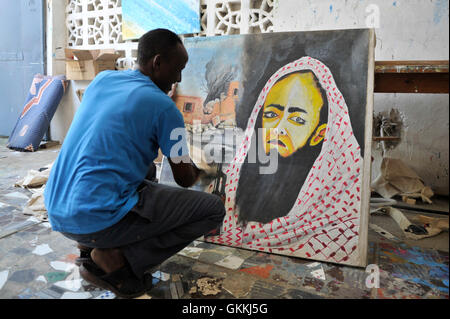 Un artiste somalien, Adan Farah Afey, travaille au Centre de recherche et de dialogue (CRD) art studio dans le quartier de Wadajir de la capitale somalienne Mogadiscio le 26 avril 2015. De nombreux artistes somaliens sont désormais en mesure de pratiquer leur art, d'éduquer les masses sur les questions sociales, la promotion de la paix et de la promotion de la bonne gouvernance et de l'unité, entre autres questions. Mogadiscio et dans la plupart des régions régions de Somalie sont maintenant profiter de la plus longue période de paix en années après les opérations militaires soutenues par l'armée nationale somalienne (SNA) soutenu par l'Union africaine en Somalie (AMISOM) Al Shabab forcé de battre en retraite à partir de Banque D'Images