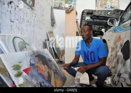 Un artiste somalien, Adan Farah Afey, travaille au Centre de recherche et de dialogue (CRD) art studio dans le quartier de Wadajir de la capitale somalienne Mogadiscio le 26 avril 2015. De nombreux artistes somaliens sont désormais en mesure de pratiquer leur art, d'éduquer les masses sur les questions sociales, la promotion de la paix et de la promotion de la bonne gouvernance et de l'unité, entre autres questions. Mogadiscio et dans la plupart des régions régions de Somalie sont maintenant profiter de la plus longue période de paix en années après les opérations militaires soutenues par l'armée nationale somalienne (SNA) soutenu par l'Union africaine en Somalie (AMISOM) Al Shabab forcé de battre en retraite à partir de Banque D'Images