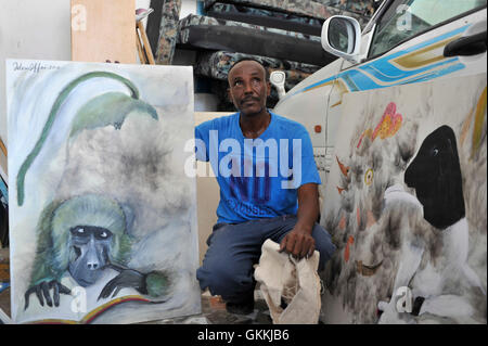 Un artiste somalien, Adan Farah Afey, travaille au Centre de recherche et de dialogue (CRD) art studio dans le quartier de Wadajir de la capitale somalienne Mogadiscio le 26 avril 2015. De nombreux artistes somaliens sont désormais en mesure de pratiquer leur art, d'éduquer les masses sur les questions sociales, la promotion de la paix et de la promotion de la bonne gouvernance et de l'unité, entre autres questions. Mogadiscio et dans la plupart des régions régions de Somalie sont maintenant profiter de la plus longue période de paix en années après les opérations militaires soutenues par l'armée nationale somalienne (SNA) soutenu par l'Union africaine en Somalie (AMISOM) Al Shabab forcé de battre en retraite à partir de Banque D'Images