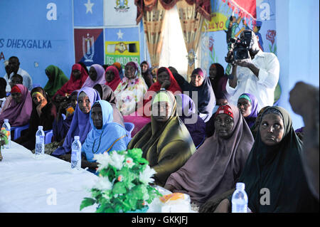 Les résidents du district de Wadajir à Mogadiscio ont assisté à une réunion de police de proximité organisée par la police de l'AMISOM le 14 mai 2015. La réunion visait à renforcer l'application de la loi locale et à instaurer la confiance de la communauté. AMISOM photo / Omar Abdisalam Banque D'Images