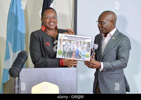 Sous-régionale, Lydia Wanyoto, reçoit une photographie du premier de l'AMISOM, officier de liaison humanitaire Abdul Diabagate, au cours de la cérémonie de clôture de l'atelier de COCIM de l'AMISOM à Nairobi, Kenya, le 14 mai. PHOTO DE L'AMISOM Banque D'Images